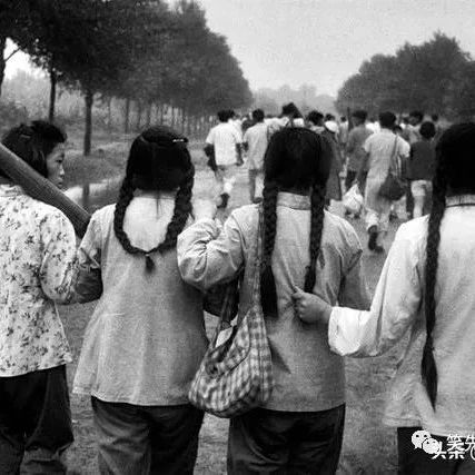 50年代中国：图3女孩穿衣大胆，图6批斗地主，图9天安门广场扩建