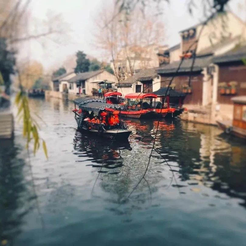 陆游一夜未眠，旅馆内写下一首千古名作，三四句最美，有雨有江南